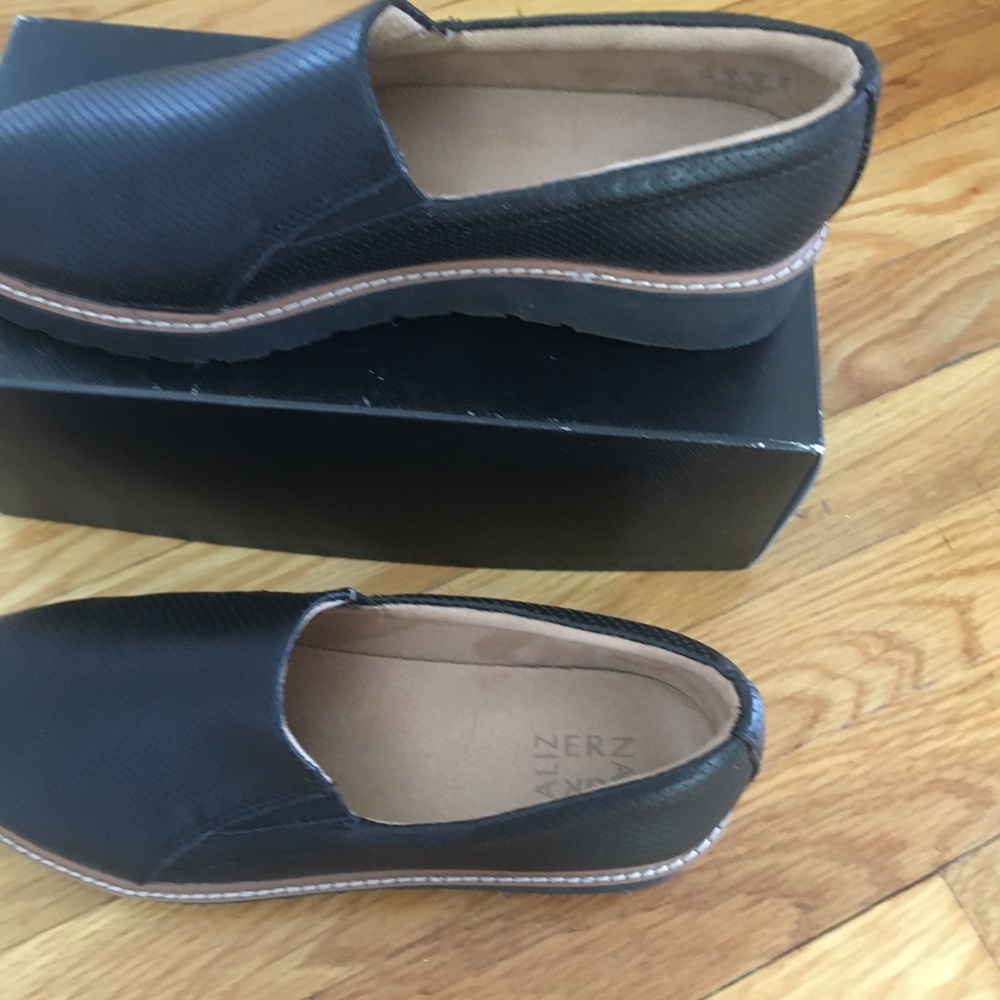 Naturalizer loafer in black NWOT